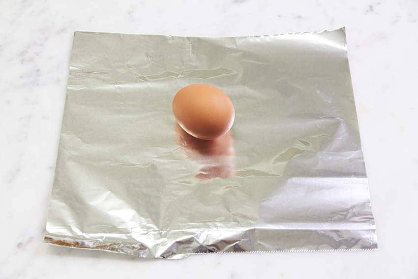 『村上レンチン食堂の「15分で2品」定食』アルミホイルに包まれた卵