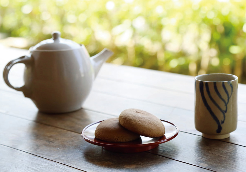 島のお茶サンピンと、黒糖の風味たっぷりのタンナファクルーで十時茶の時間。