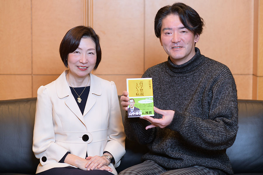 左、著者、成田奈緒子氏、右、『高学歴親という病』を手に持つ、担当編集者の山中
